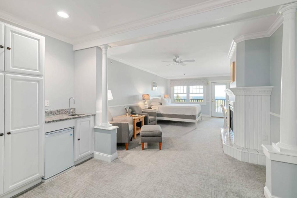 The Inn at Ocean's Edge - The Hilltop - King Room With Ocean View