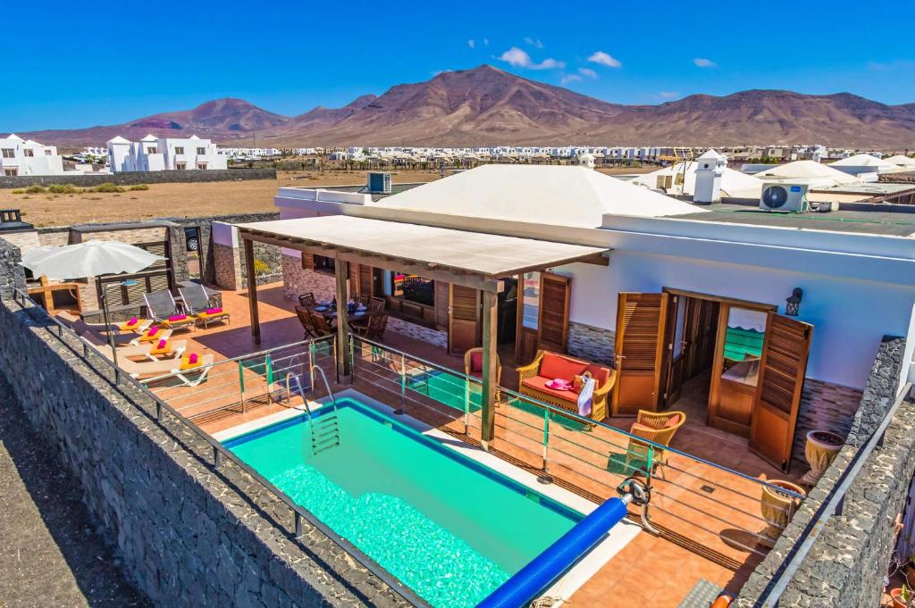 Bazén v ubytování Villa Luna Lanzarote by Villa Plus nebo v jeho okolí