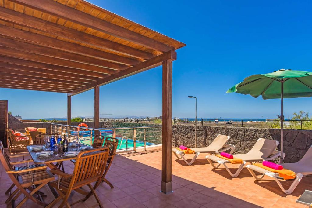 Bazén v ubytování Villa Luna Lanzarote by Villa Plus nebo v jeho okolí