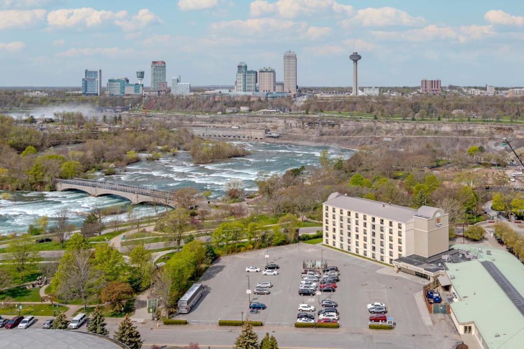 una vista aérea de un gran aparcamiento junto a un río en Comfort Inn The Pointe, en Niagara Falls