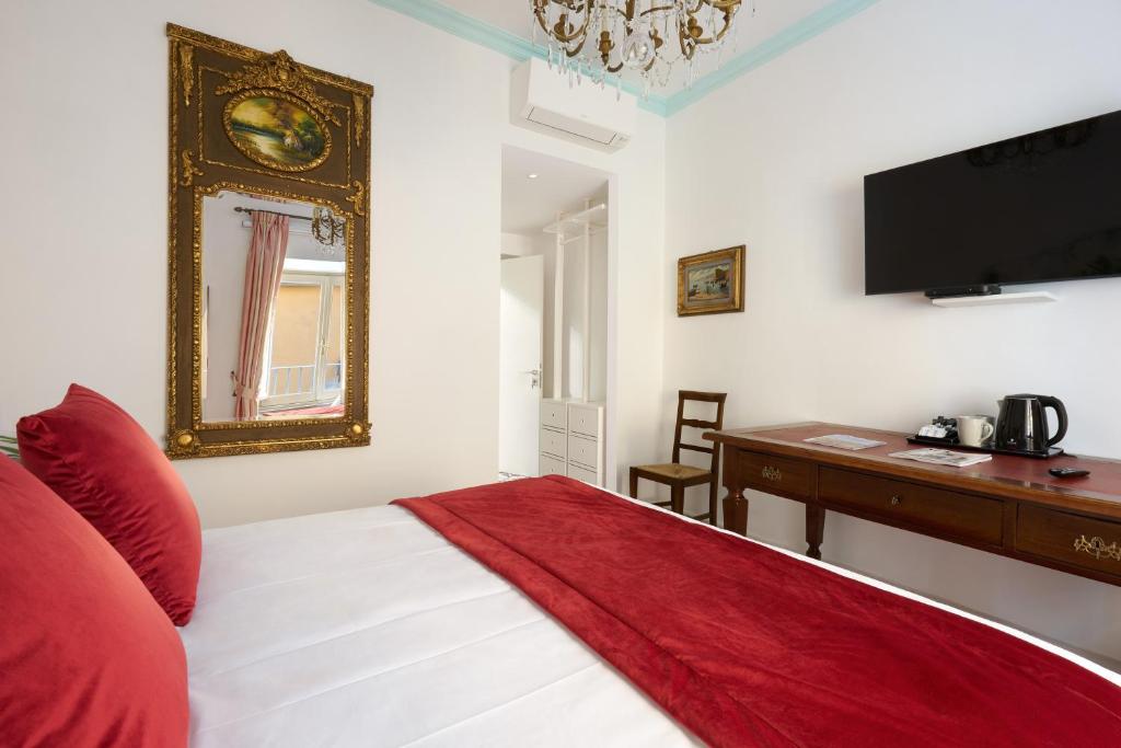 A bed or beds in a room at Delfini Trevi House