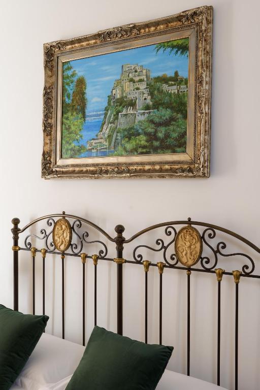 A seating area at Delfini Trevi House