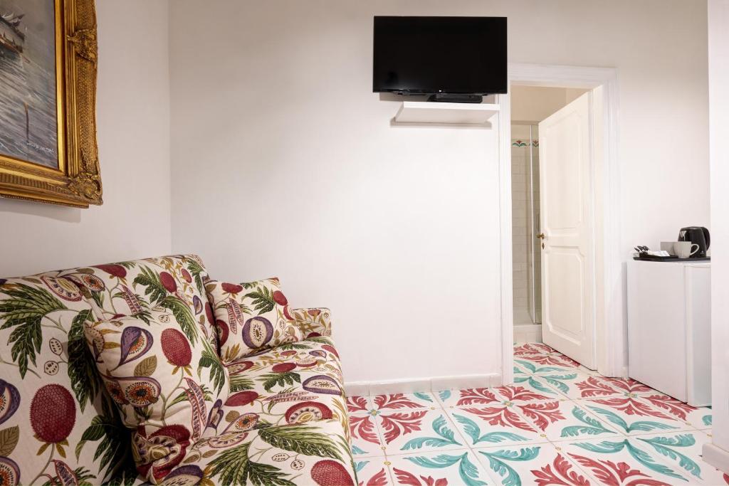 A television and/or entertainment centre at Delfini Trevi House