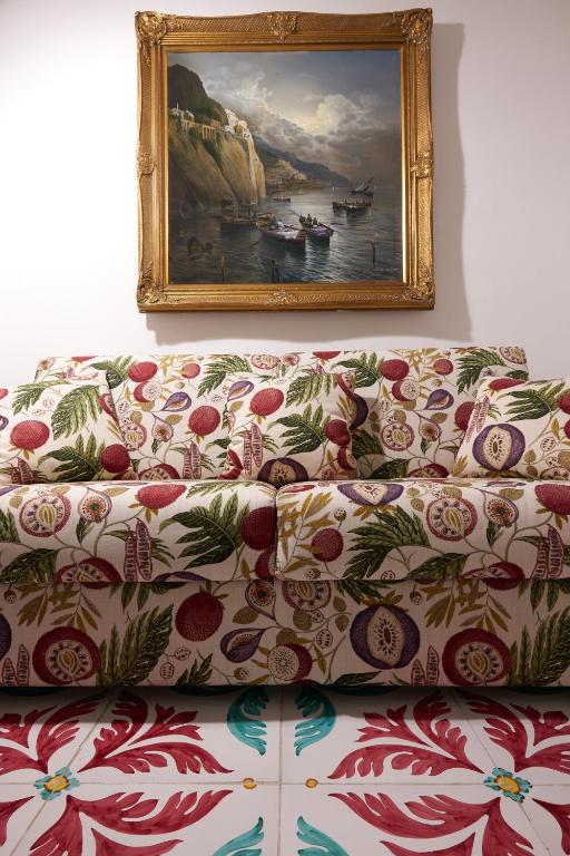 A seating area at Delfini Trevi House