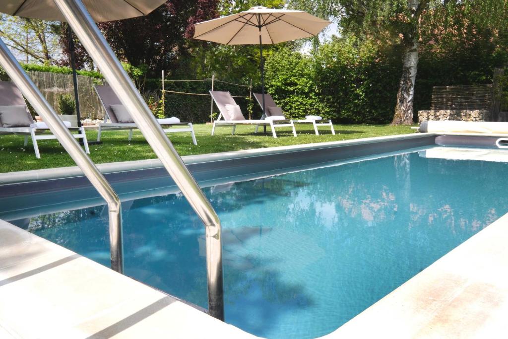 Bazén v ubytování L'Orme Blanchet Spa & Piscine, petit-déjeuner inclus nebo v jeho okolí