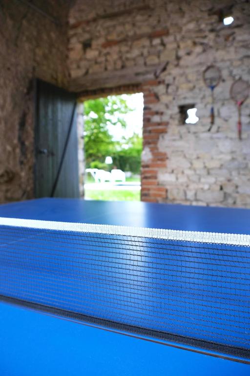 Tenis a/nebo squash v ubytování L'Orme Blanchet Spa & Piscine, petit-déjeuner inclus nebo okolí