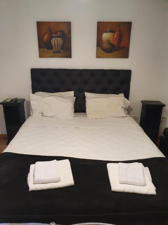 sypialnia z łóżkiem z dwoma ręcznikami w obiekcie Naranja w mieście Rosario