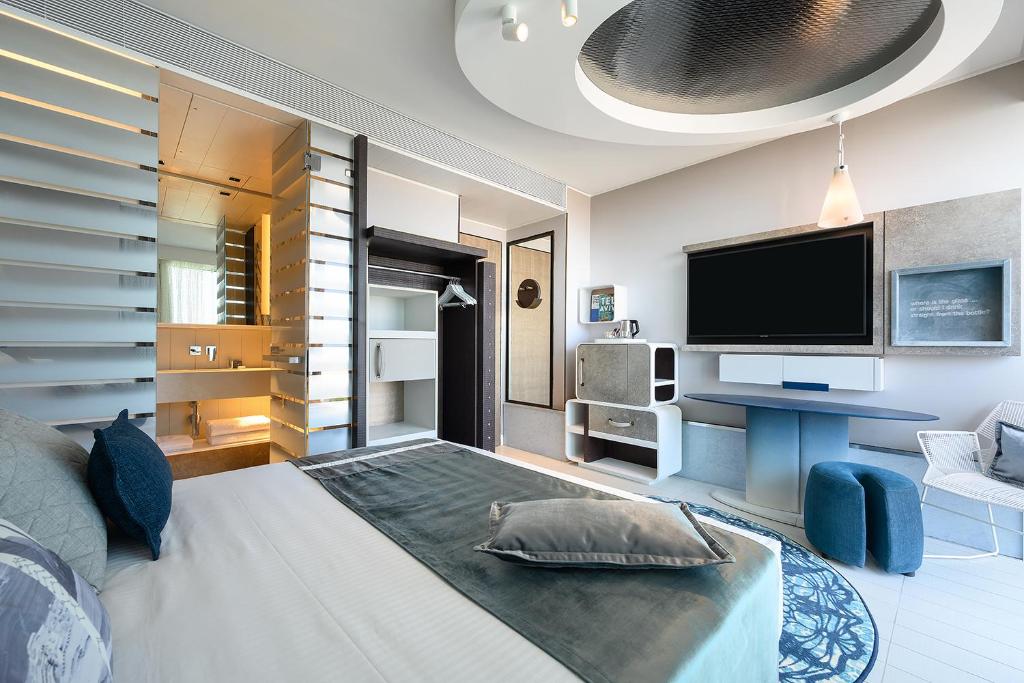 Postel nebo postele na pokoji v ubytování Port Tower by Isrotel Design