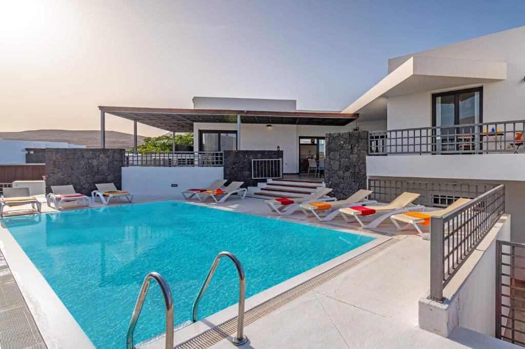 The swimming pool at or close to Villa Inma Calero by Villa Plus