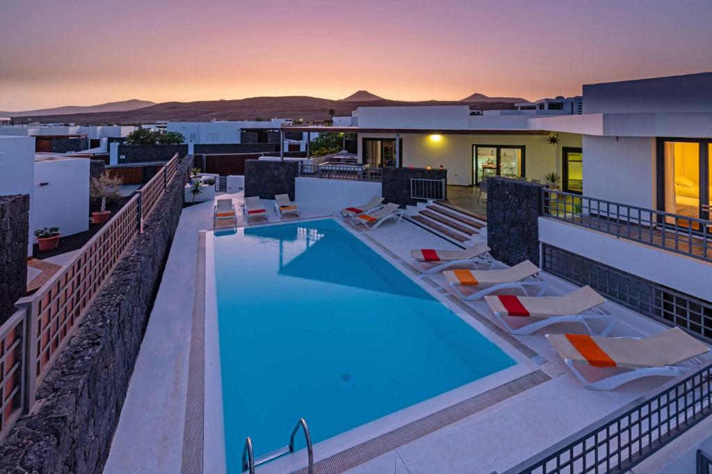 The swimming pool at or close to Villa Inma Calero by Villa Plus