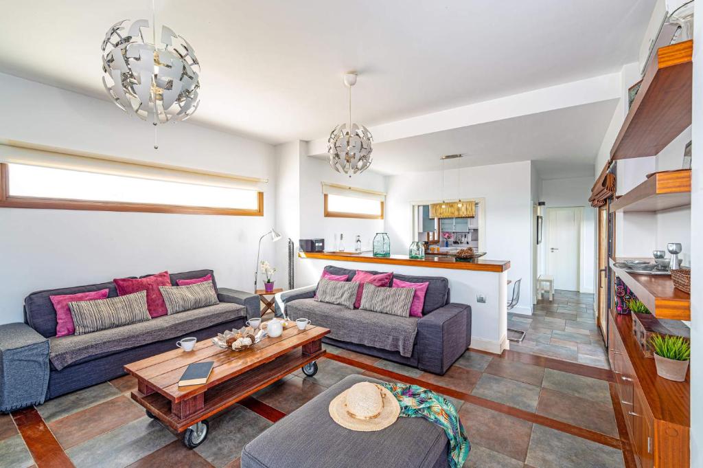 A seating area at Villa Inma Calero by Villa Plus