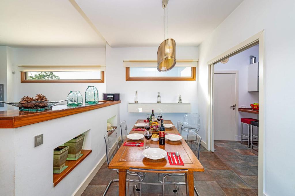 A kitchen or kitchenette at Villa Inma Calero by Villa Plus