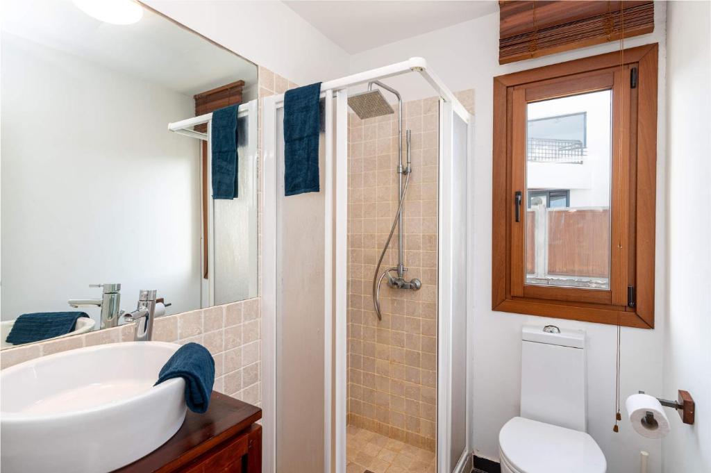 A bathroom at Villa Inma Calero by Villa Plus