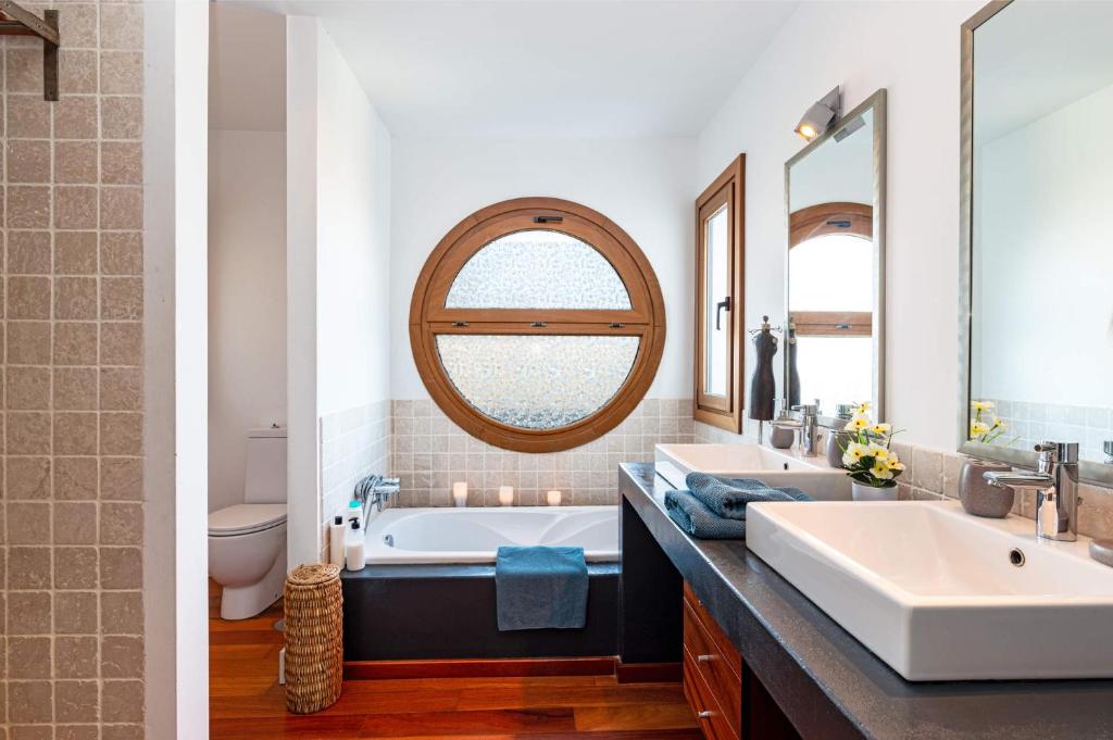 A bathroom at Villa Inma Calero by Villa Plus