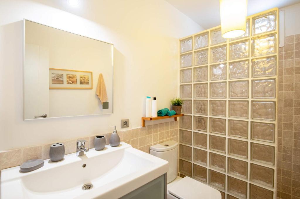 A bathroom at Villa Inma Calero by Villa Plus