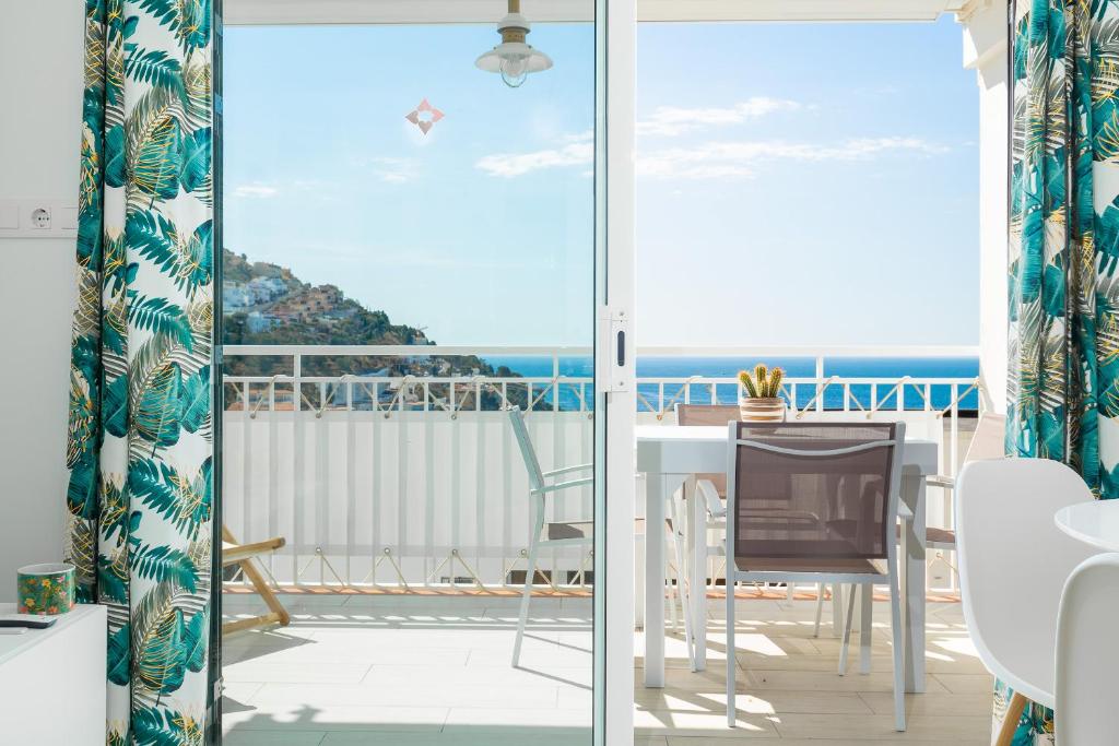 Pokój z balkonem z widokiem na ocean w obiekcie V014 - SANTA BARBARA w mieście Roses
