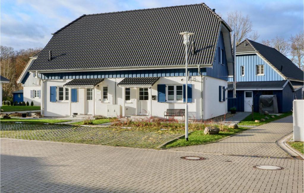 アルテフェーアにあるFerienhaus Seemve Altefhrの黒屋根白青住宅