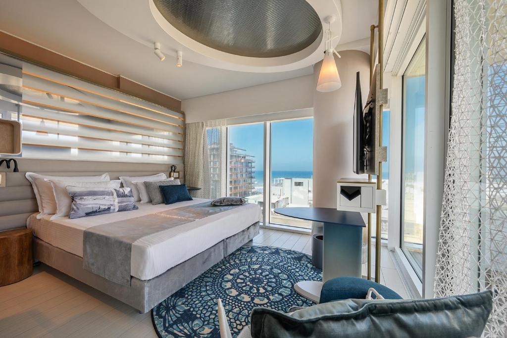 Postel nebo postele na pokoji v ubytování Port Tower by Isrotel Design