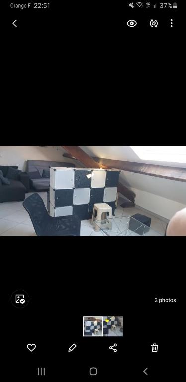 une photo d'une chambre avec un lit et une chaise dans l'établissement studio cosy à 35 mn de Paris., à Corbeil-Essonnes