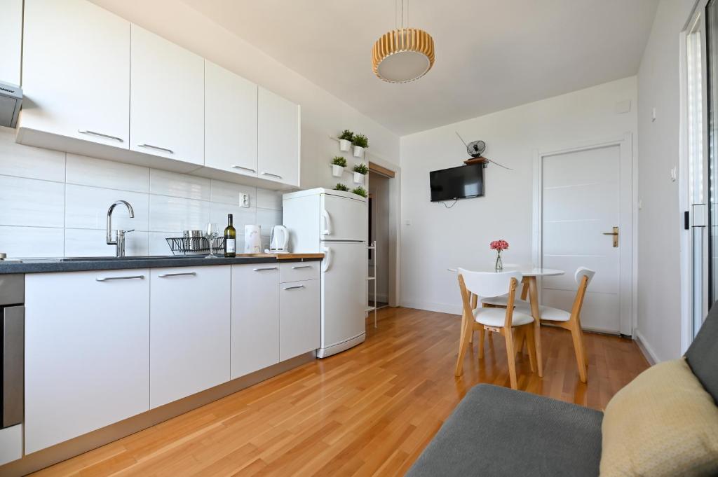 Kuchyň nebo kuchyňský kout v ubytování Apartmani Frleta