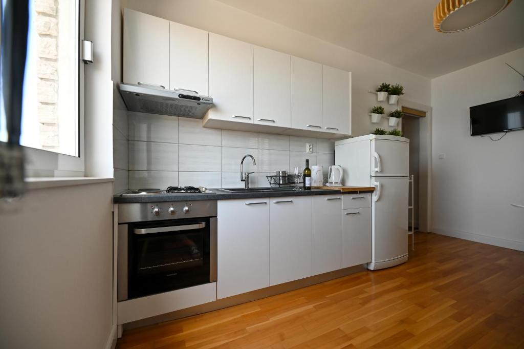 Kuchyň nebo kuchyňský kout v ubytování Apartmani Frleta
