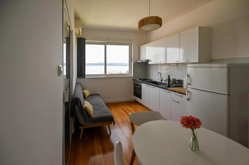 Kuchyň nebo kuchyňský kout v ubytování Apartmani Frleta