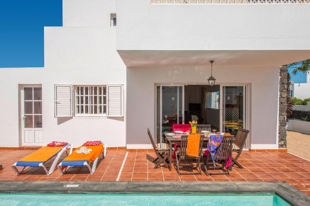 Bazén v ubytovaní Villa Luz Lanzarote by Villa Plus alebo v jeho blízkosti