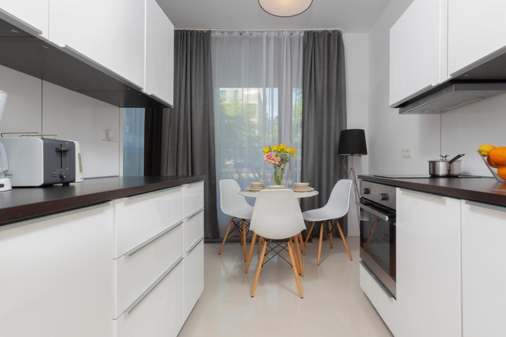 Kuchyňa alebo kuchynka v ubytovaní Kolejowa Apartments Warsaw by Noclegi Renters
