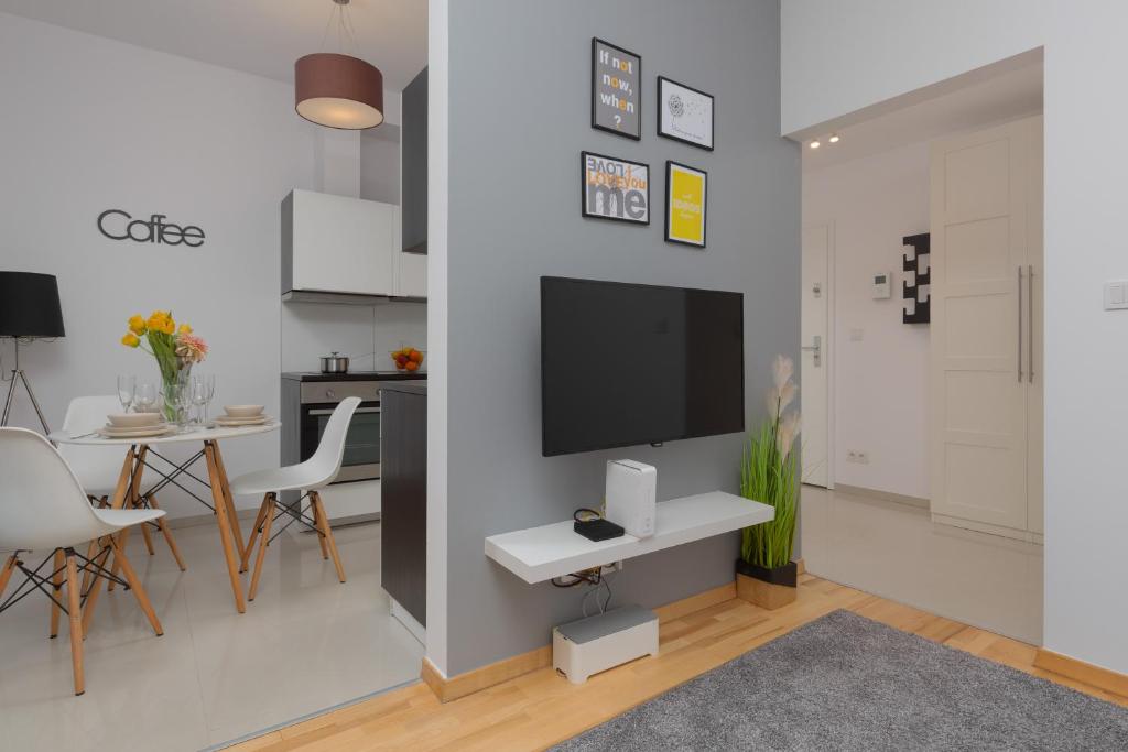 Televízia a/alebo spoločenská miestnosť v ubytovaní Kolejowa Apartments Warsaw by Noclegi Renters