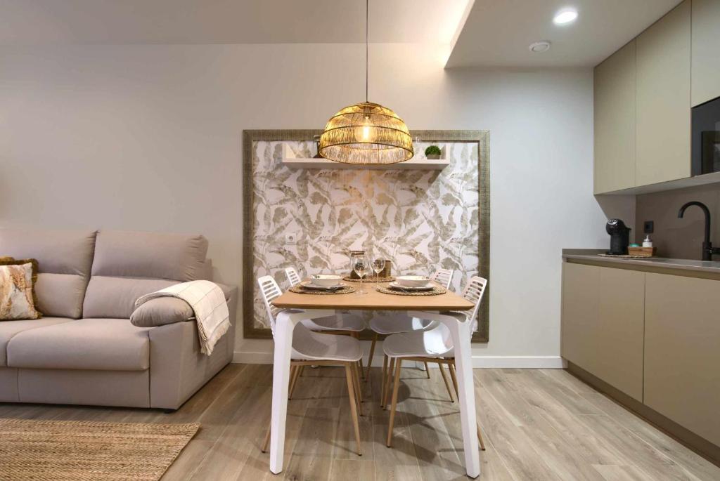 a living room with a table and a couch at Apartamento rural Las Cañas Esencia de Bardenas in Villafranca