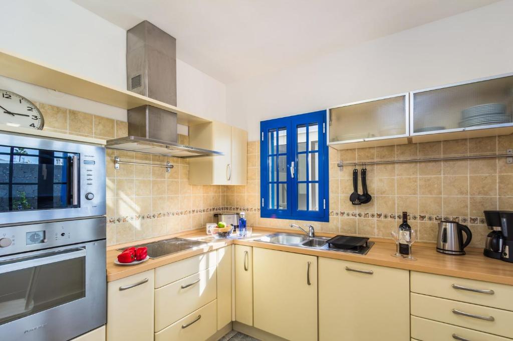 Kuchyňa alebo kuchynka v ubytovaní Villa Natacha by Villa Plus