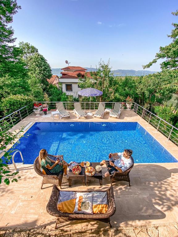 The swimming pool at or close to Havuzlu Mustakil Lüx Villa Doğa SAPANCA 150 MT2