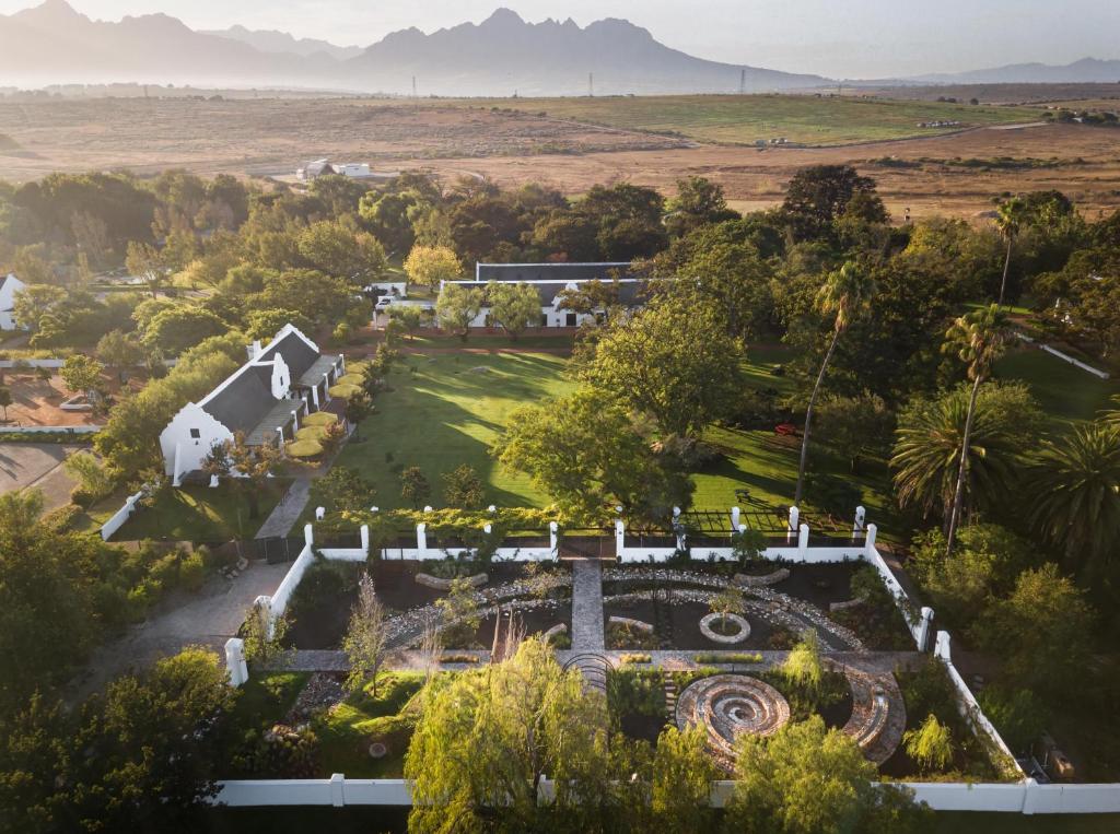 een luchtzicht op de tuin van een huis bij Spier Hotel and Wine Farm in Stellenbosch