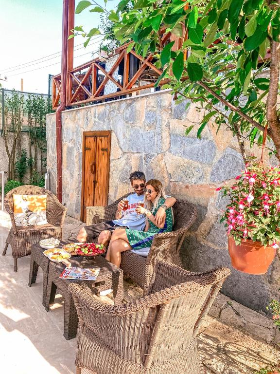 A seating area at Havuzlu Mustakil Lüx Villa Doğa SAPANCA 150 MT2
