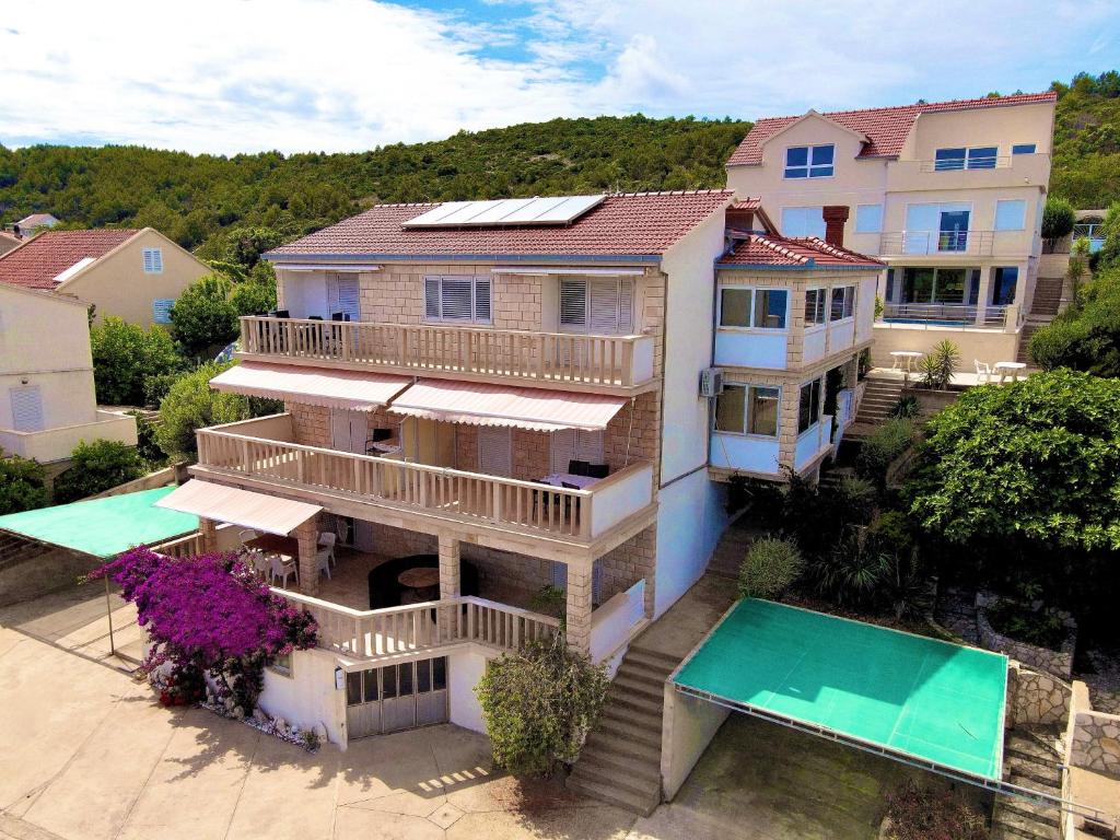 una vista aérea de una casa con piscina en Apartmani Marelic - Sun Beach en Zavalatica