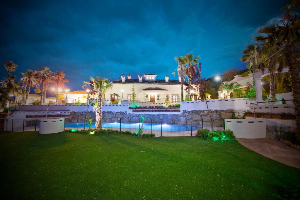 una casa con piscina por la noche en Country house Cortijo de la fuente, en La Bobadilla