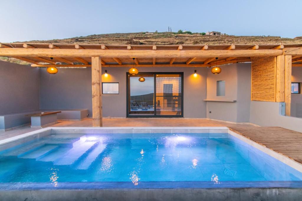 Bazén v ubytování Sunset junior suites nebo v jeho okolí