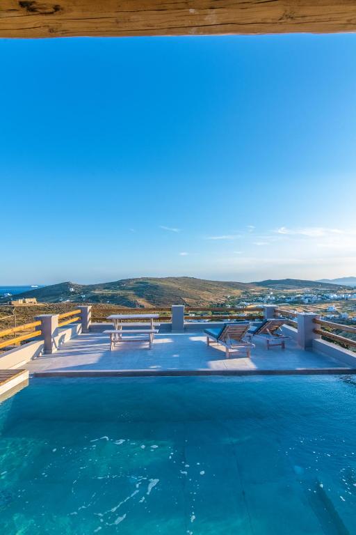 Bazén v ubytování Sunset junior suites nebo v jeho okolí