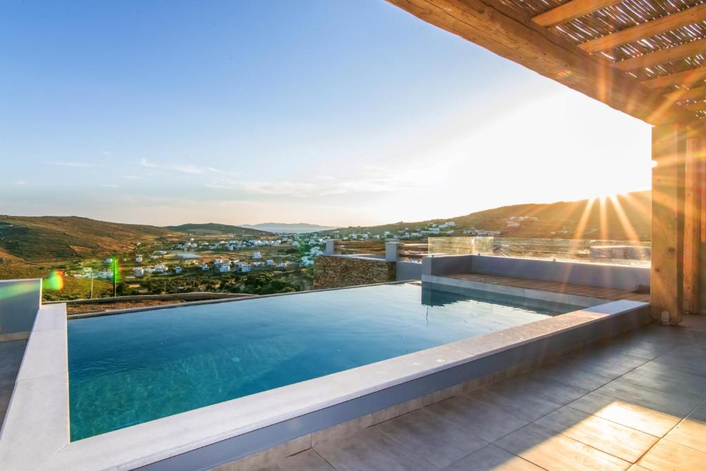 Bazén v ubytování Sunset junior suites nebo v jeho okolí