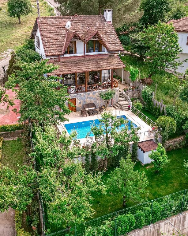 The swimming pool at or close to Havuzlu Mustakil Lüx Villa Doğa SAPANCA 150 MT2