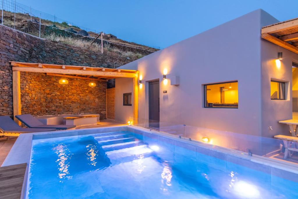 Bazén v ubytování Sunset junior suites nebo v jeho okolí