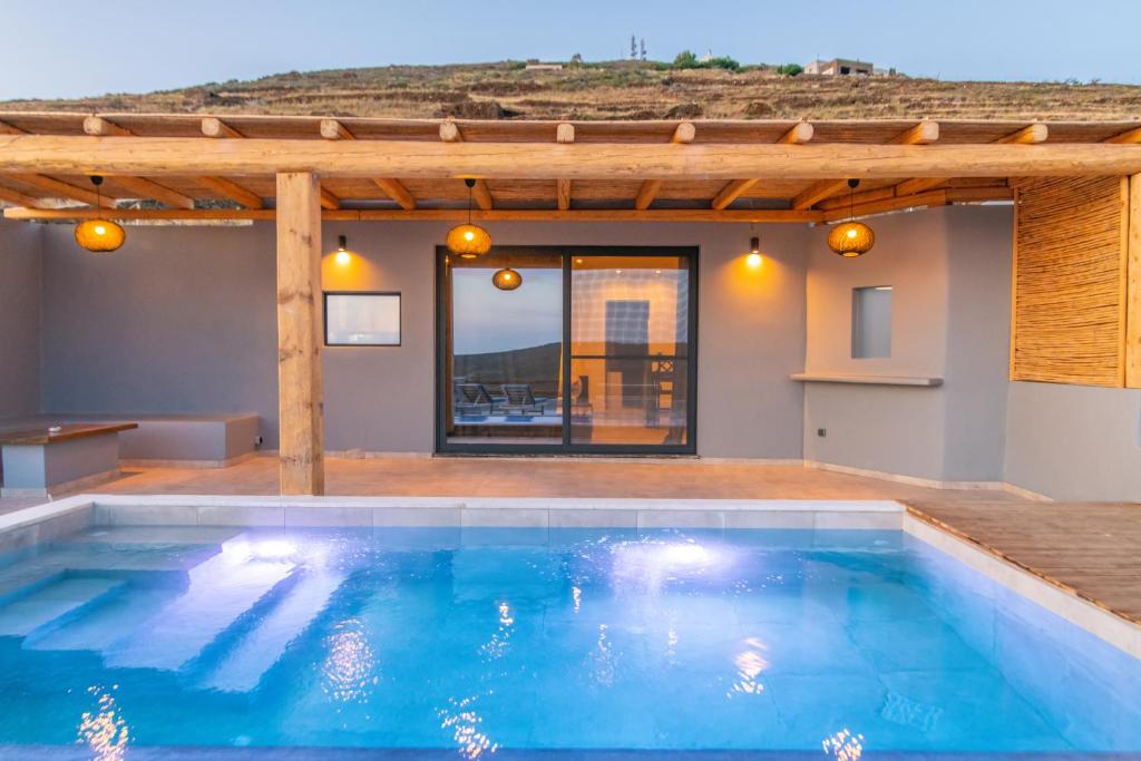 Bazén v ubytování Sunset junior suites nebo v jeho okolí