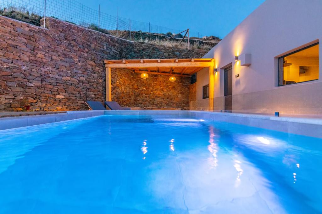 Bazén v ubytování Sunset junior suites nebo v jeho okolí