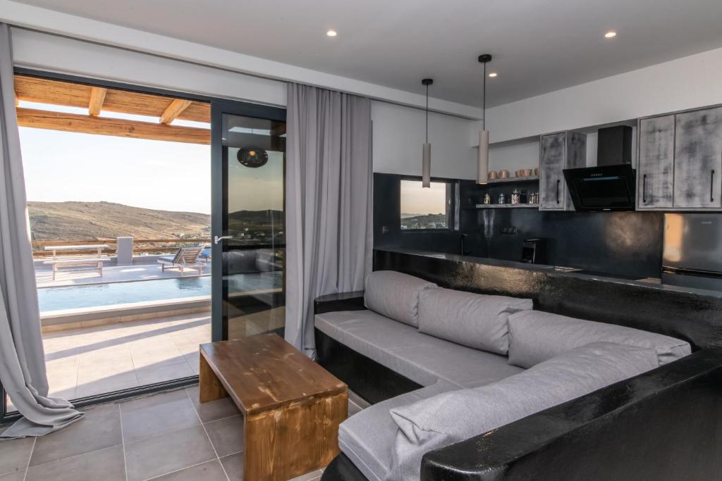 Bazén v ubytování Sunset junior suites nebo v jeho okolí