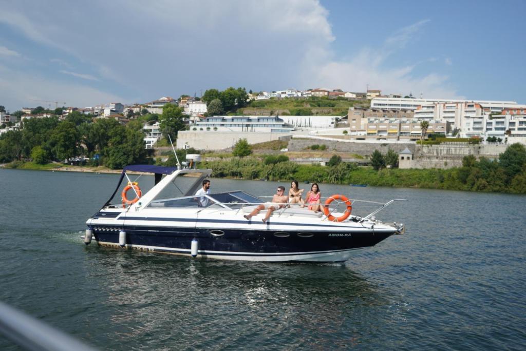 un grupo de personas sentadas en un barco en el agua en Douro4sailing, en Oporto