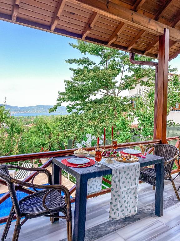 A balcony or terrace at Havuzlu Mustakil Lüx Villa Doğa SAPANCA 150 MT2