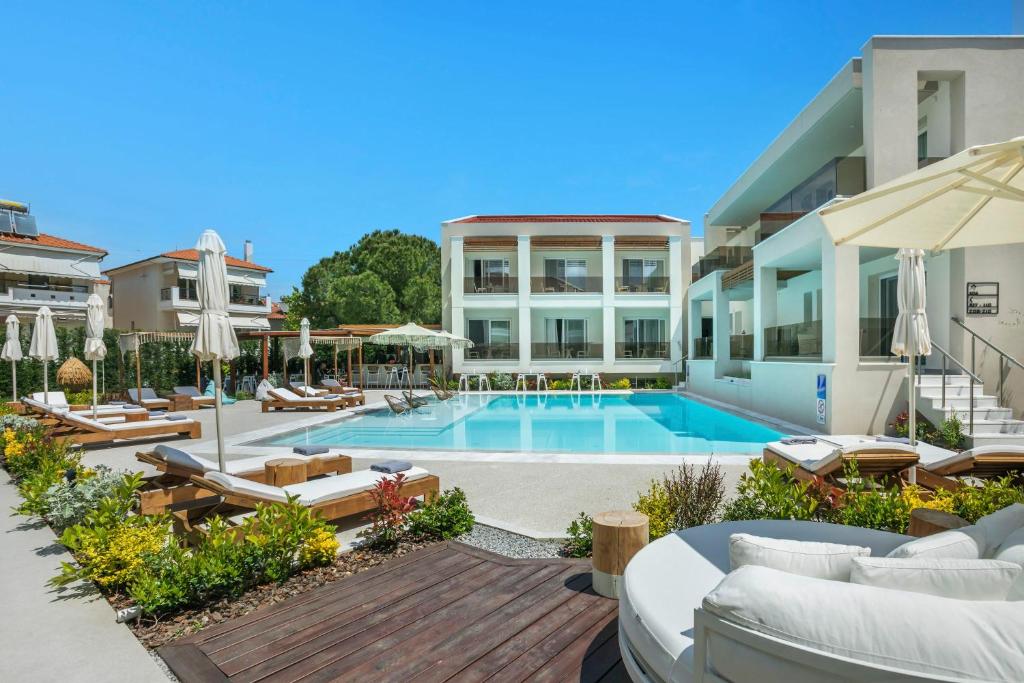 uma imagem de uma piscina numa villa em Mirablue Luxury Residences em Pefkohori