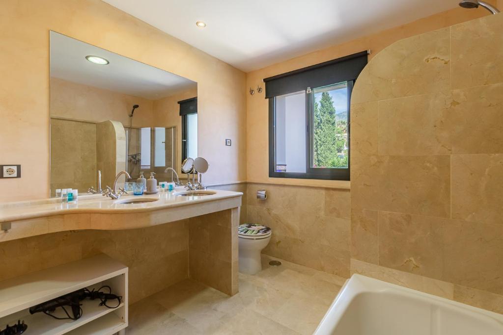 Kúpeľňa v ubytovaní Tranquil 2 bed villa with private pool + sea view!