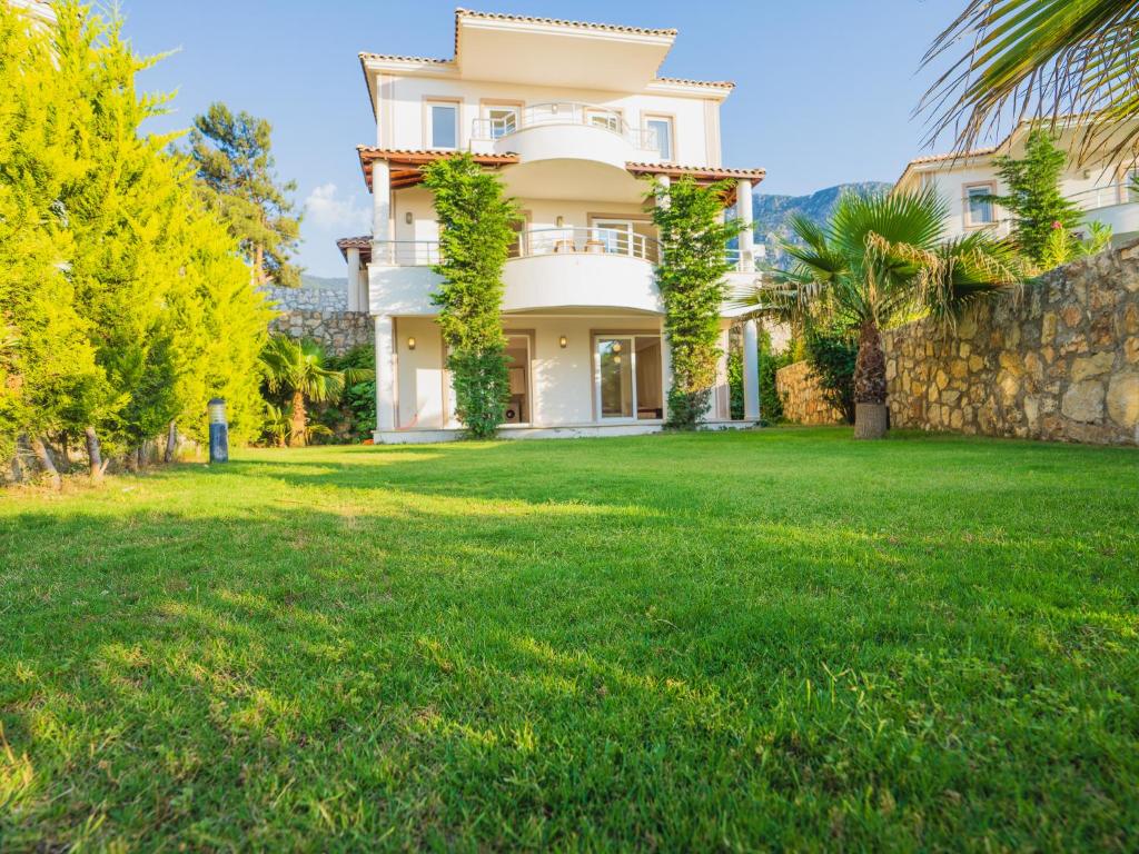 A garden outside Hanel Life Royal Villas 7 Aqualettings