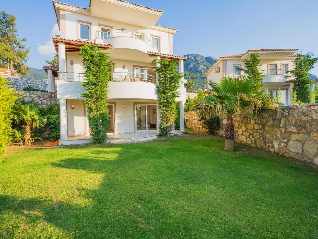 A garden outside Hanel Life Royal Villas 7 Aqualettings
